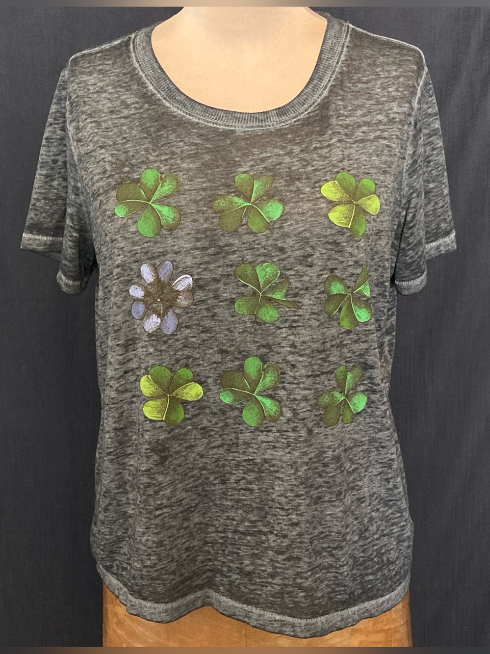 Doe Women’s Lightweight Gray Tee w/ Green Clover Print | Cotton Blend